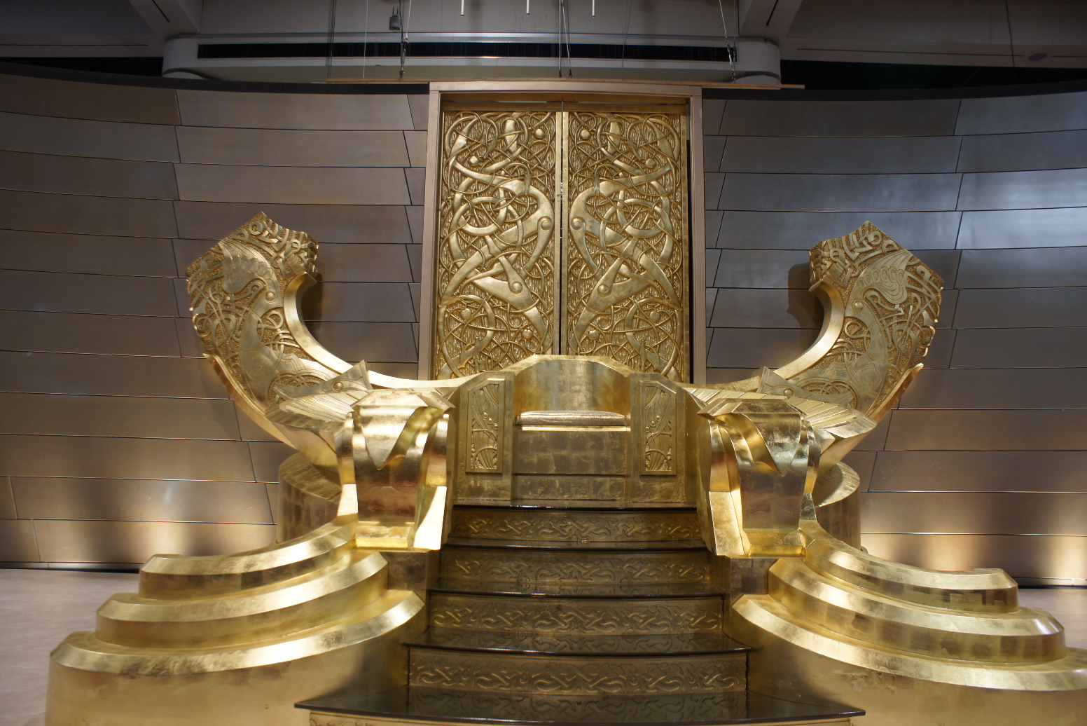 Тронный зал золотой трон
